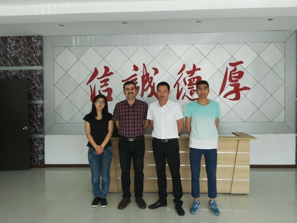 M. Reza Rousta先生与创想仪器总经理、外贸经理等合影