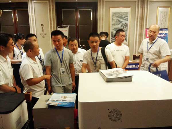 直读光谱仪产品一出场就吸引了众多铸造行业专家的目光。