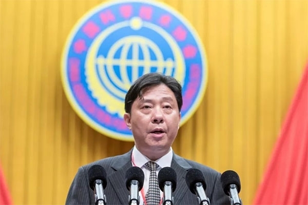 市科协党组书记、 副主席陈晓华作工作报告