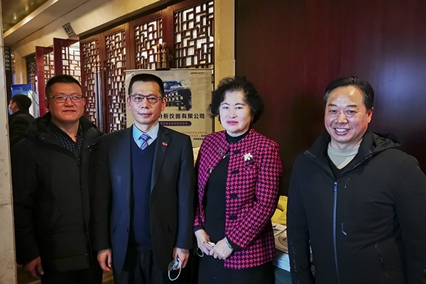 中国铸造协会秘书长张志勇，天津铸锻行业协会秘书长王继英莅临创想仪器展位前参观指导